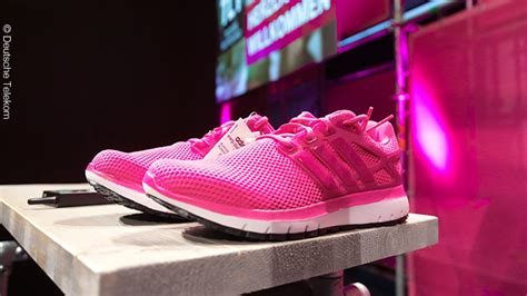 Nun gibt es auch einen magentafarbenen Sneaker von der Telekom